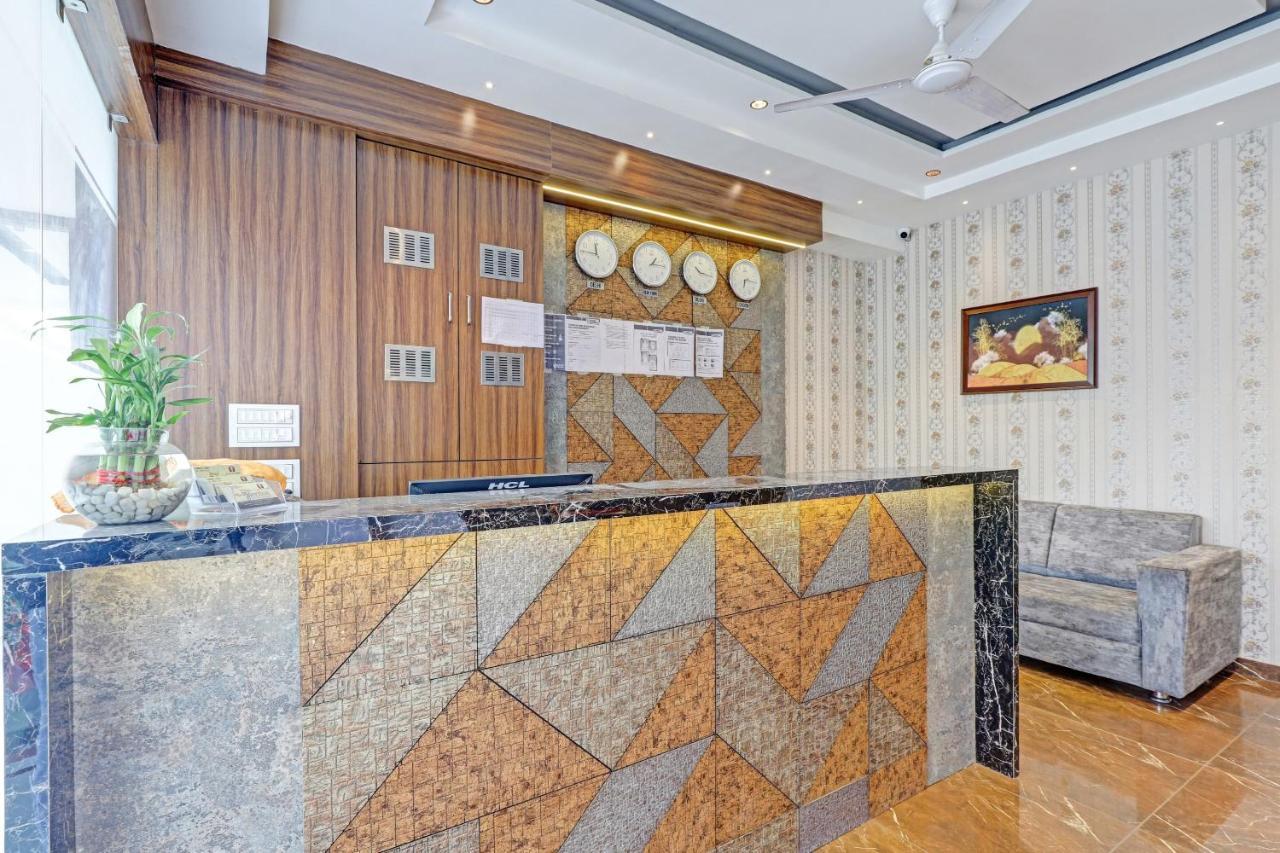 Oyo Flagship 86605 Hotel The Meriton Ахмедабад Экстерьер фото