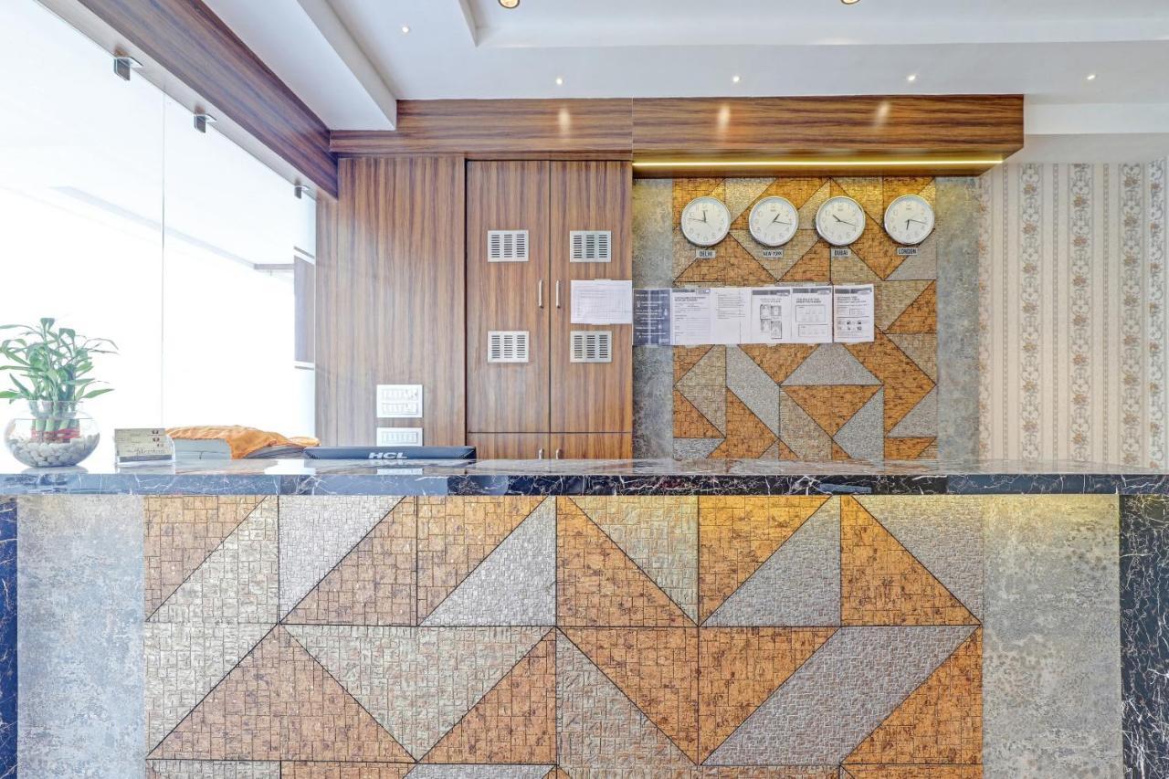 Oyo Flagship 86605 Hotel The Meriton Ахмедабад Экстерьер фото