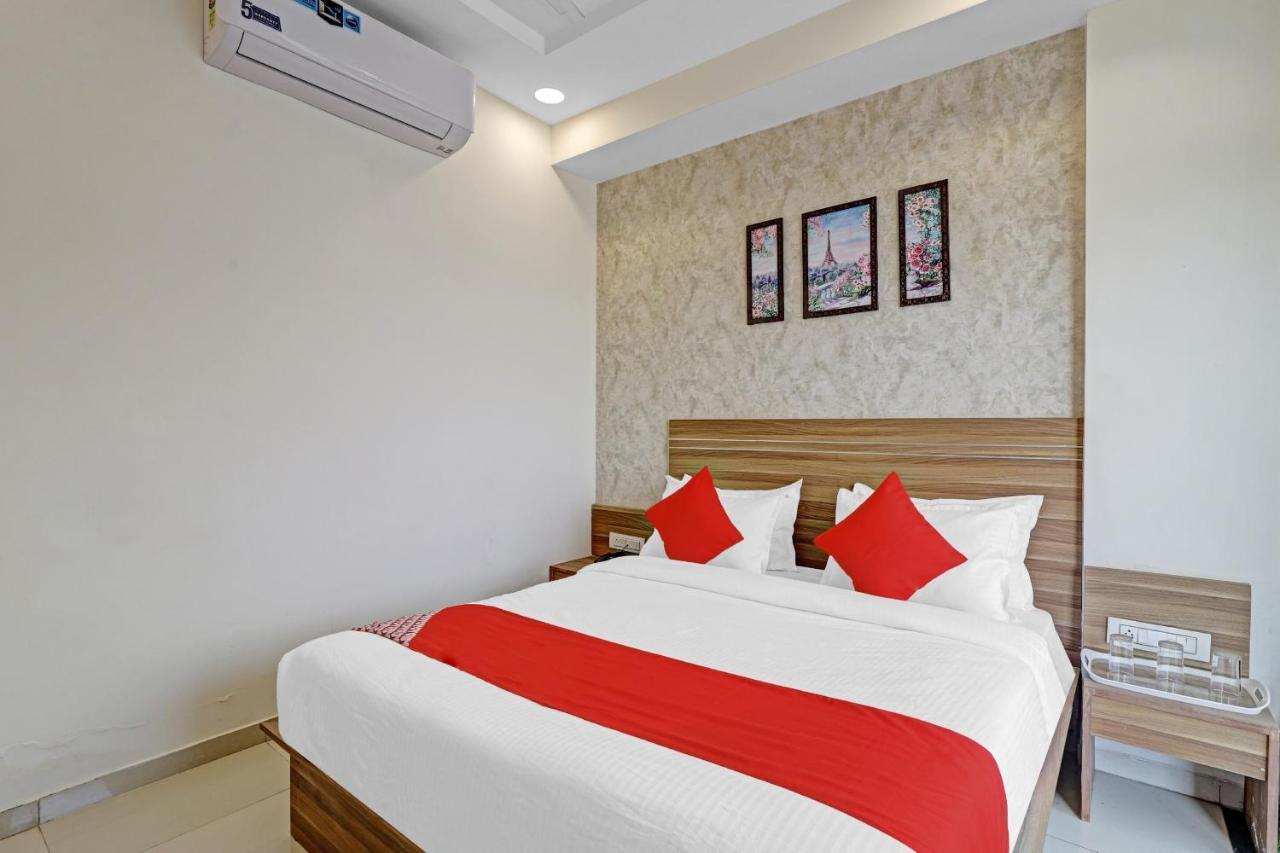 Oyo Flagship 86605 Hotel The Meriton Ахмедабад Экстерьер фото