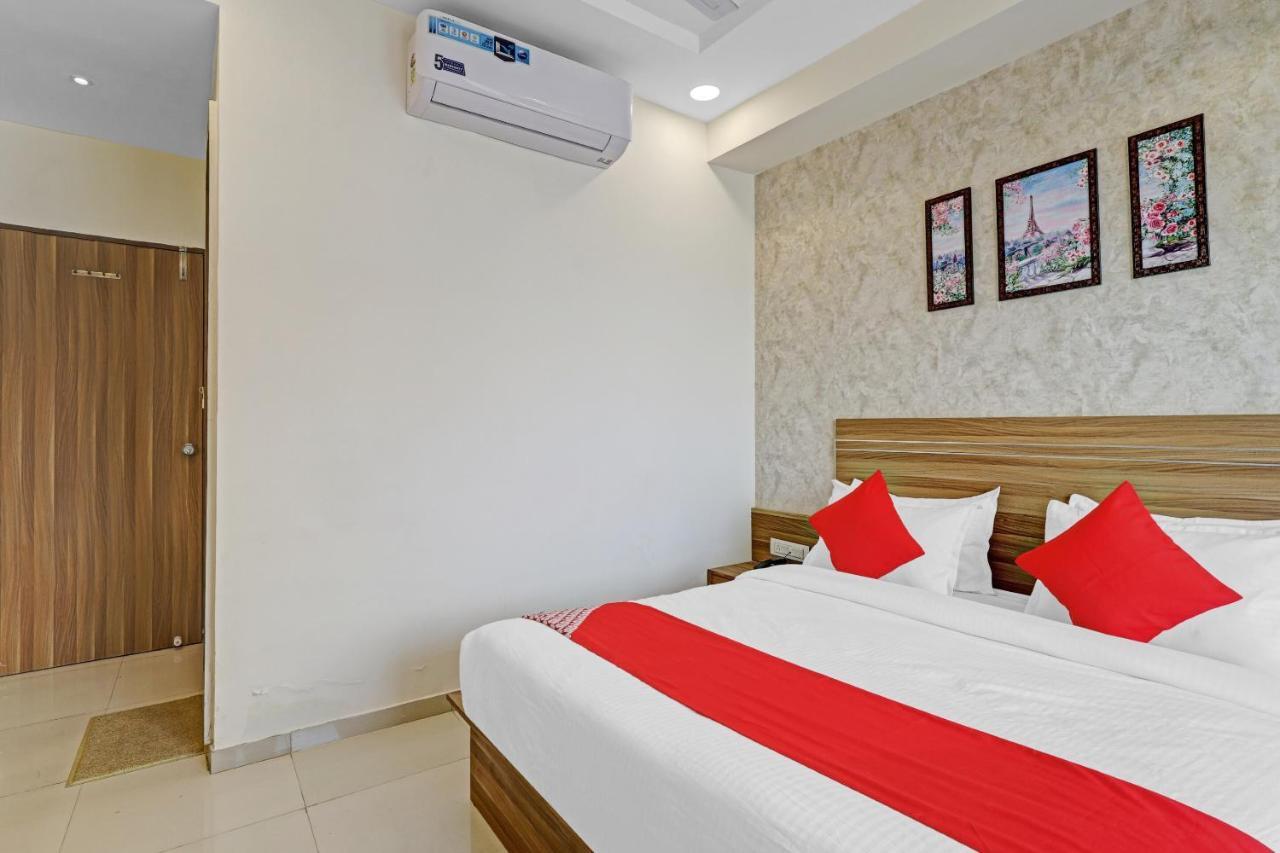 Oyo Flagship 86605 Hotel The Meriton Ахмедабад Экстерьер фото