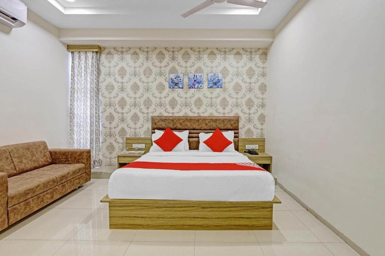 Oyo Flagship 86605 Hotel The Meriton Ахмедабад Экстерьер фото