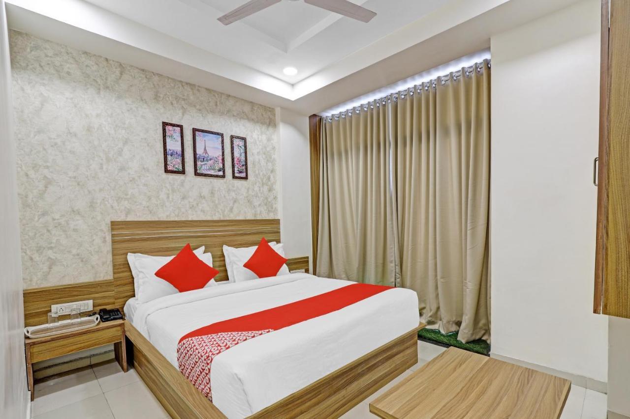 Oyo Flagship 86605 Hotel The Meriton Ахмедабад Экстерьер фото
