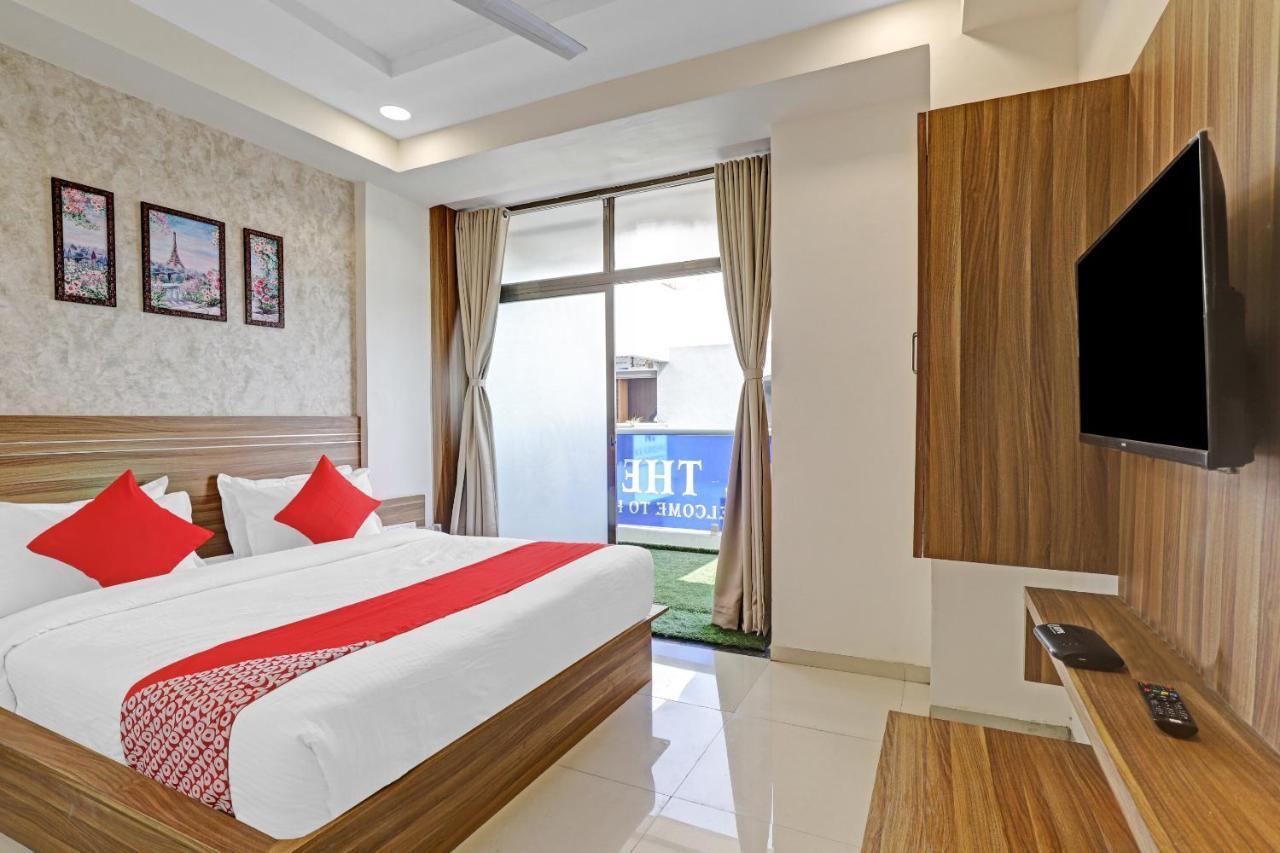 Oyo Flagship 86605 Hotel The Meriton Ахмедабад Экстерьер фото